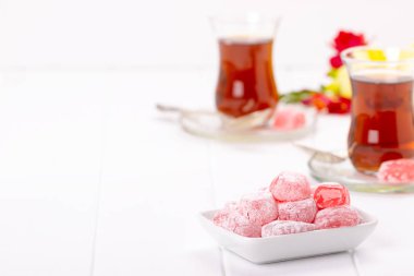 Geleneksel Türk lezzetleri ve beyaz arka planda doğu çayı