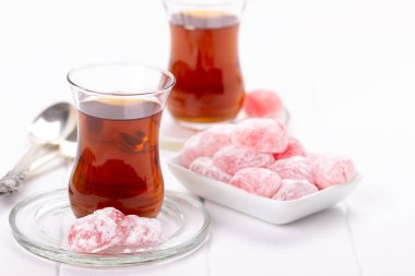Geleneksel Türk lezzetleri ve beyaz arka planda doğu çayı