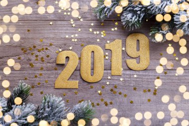 Mutlu yeni yıl 2019 altın dekorasyon ve doğal ahır ahşap arka plan tebrik kartı şablonundaki numaraları