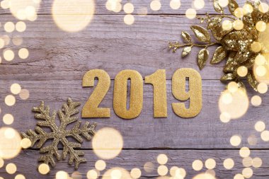Mutlu yeni yıl 2019 altın dekorasyon ve doğal ahır ahşap arka plan tebrik kartı şablonundaki numaraları