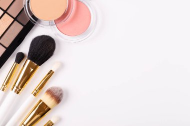 Profesyonel makyaj araçları ruj, göz gölgesi palet düz kompozisyon kopya alanı fırçalar