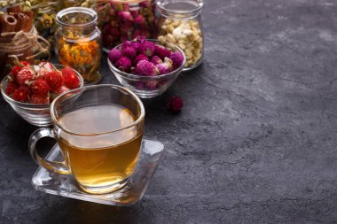 Bir fincan mpountain çay otları ve siyah arka planda kuru çiçekler fotokopi alanı