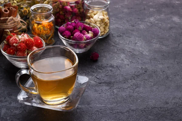 Bir fincan mpountain çay otları ve siyah arka planda kuru çiçekler fotokopi alanı