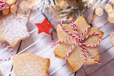 Beyaz ahşap masada Noel kurabiyesi yığını.