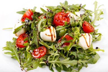 Roka peynirli salata ve domates vişneli balzamik soslu macro.