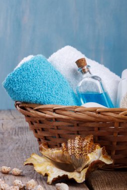 Doğal ahşap arka plan dikey üzerine spa ve sağlık ürünleri