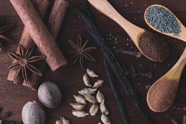 Baharatlar sıcak şarap ve ahşap masada pişirme için.