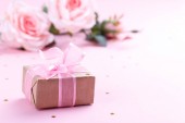 Ročník dárková krabice s stuhou a růží růžové romantické pozadí