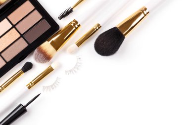 Profesyonel makyaj araçları ruj, göz, gölge palet düz kompozisyon fotokopi alanı düz yatıyordu