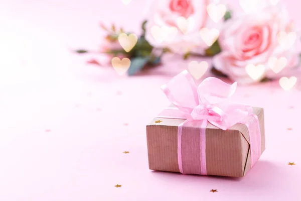 Caja Regalo Vintage Con Cinta Rosas Rosa Fondo Romántico — Foto de Stock