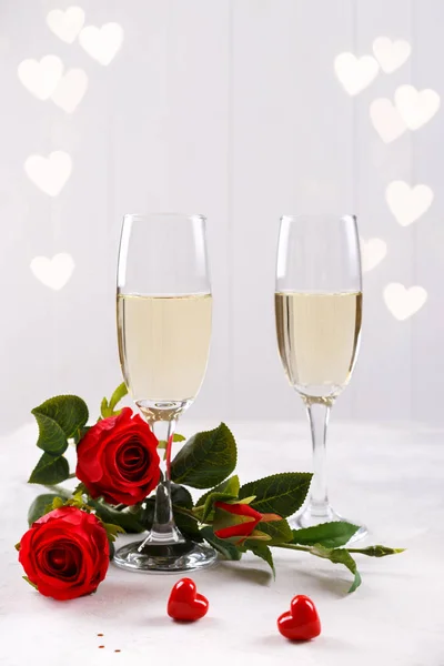 Een Paar Champagneglazen Rode Rozen Geschenkdoos Romantische Achtergrond Verticaal — Stockfoto