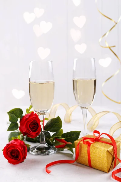 Een Paar Champagneglazen Rode Rozen Geschenkdoos Romantische Achtergrond Verticaal — Stockfoto