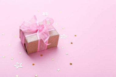 Kurdeleli ve güllü klasik hediye kutusu pembe romantik arka plan