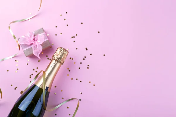 Vlakke Lay Out Van Samenstelling Champagne Fles Confetti Roze Achtergrond — Stockfoto