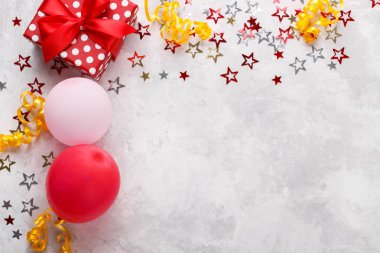 Doğum günü veya parti tebrik kartı, renkli balonları, hediyeleri, konfetileri, yıldızları olan tatil arkaplanı. Düz metin kopyalama alanı