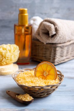 Mavi arka planda turuncu kaplıca ve sağlık hizmeti öğeleri