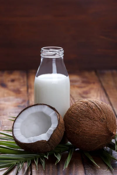 Kokosnoot Veganistische Melk Een Fles Een Donker Houten Tafel Kopieerruimte — Stockfoto