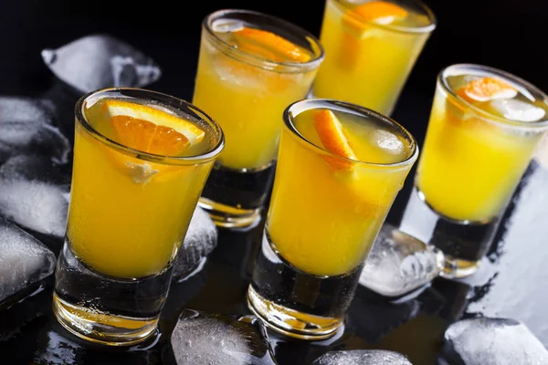 Bebida Alcoólica Vodka Tequila Com Laranja Gelo Pequeno Tiro Bar — Fotografia de Stock