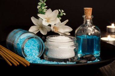 Spa ayarı ve sağlık bakım öğeleri, sabun, vücut yağı, banyo tuzu, havlu, mumlar, aroma sopa koyu arka plan