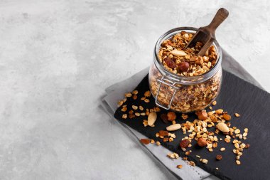 Ev yapımı fındıklı granola.