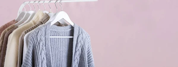 Vestiti lavorati a maglia caldi appesi a una rastrelliera — Foto Stock