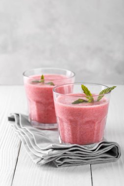 Çilek smoothie veya mikshake