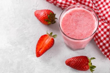 Çilekli milkshake ya da iki yüzlü