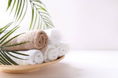 Beyaz ve bej havlular.