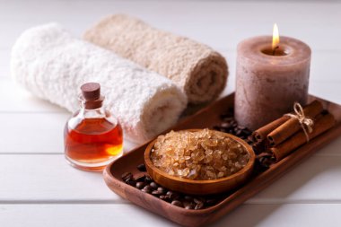 Aromatik mum ile spa ayarı