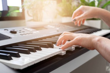 Synthesizer üzerinde oynayan kadın