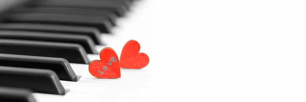 Concept romantique avec piano et cœurs — Photo