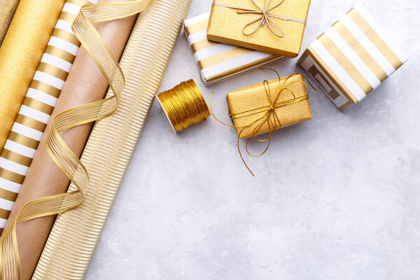 Золотые глянцевые рулоны и подарочные коробки
