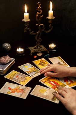 Tarot kartları ile kadın elleri