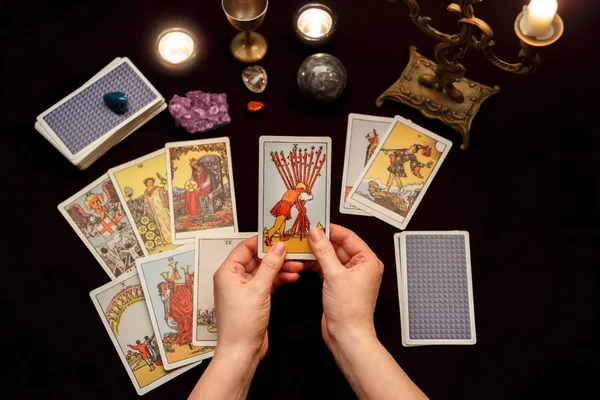 Manos de mujer con cartas del Tarot — Foto de Stock