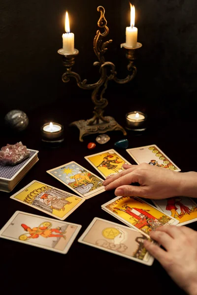Tarot kartları ile kadın elleri