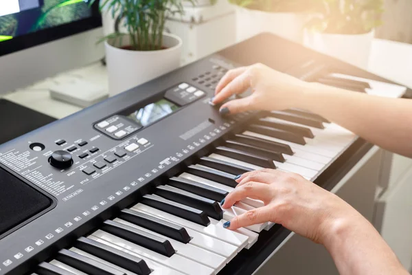 Synthesizer üzerinde oynayan kadın