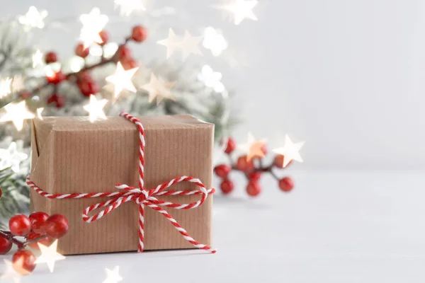 Vánoční dárková krabice a červené bobule — Stock fotografie
