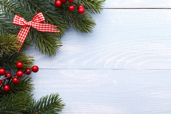 Pine Tree takken met rode Hulst bessen — Stockfoto