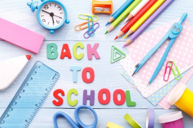 Mavi arka planda okul kırtasiye