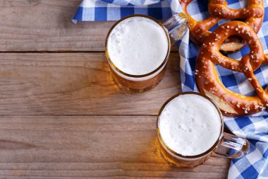 Mavi bir masa örtüsü üzerinde bira ve kraker iki pint, Octoberfest snack