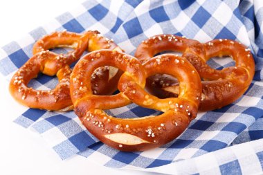 Geleneksel Bavyera tuzlu krakerleri