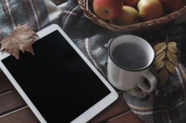 Tablet ve sıcak çay