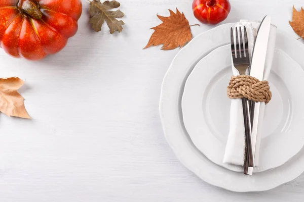 Nastavení podzimního stolu na Díkůvzdání — Stock fotografie