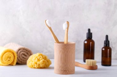 Sıfır atık yeniden kullanılabilir banyo öğeleri doğal taş arka plan, ahşap tarak, diş fırçası, deniz süngeri, kulak çubuğu, katı sabun, shea veya hindistan cevizi yağı, düz kopya alanı