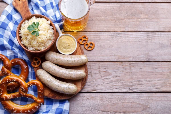 Jantar de festa Oktoberfest com pratos tradicionais — Fotografia de Stock