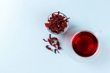 Mavi arkaplan kopyalama alanı üzerinde şeffaf bardakta sağlıklı amber çayı