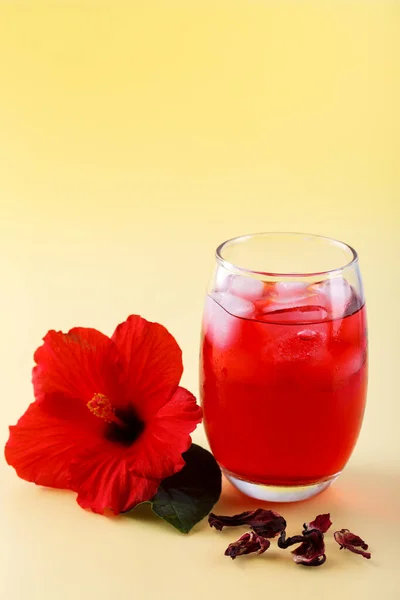 Hibisco Refrescante Frio Gelado Ted Vidro Com Flor Vermelha Fundo — Fotografia de Stock