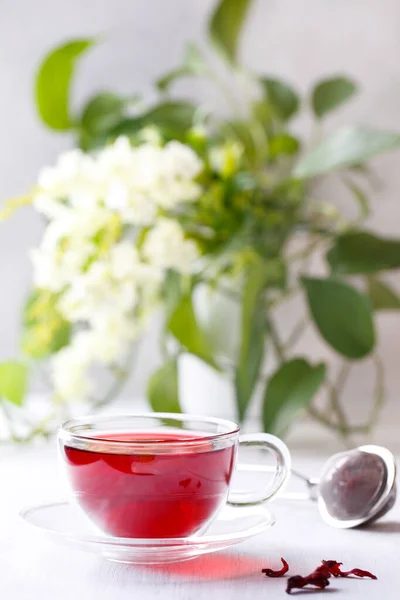 Gezonde Hibiscus Thee Transparant Kopje Witte Houten Tafel Tuin Verticaal — Stockfoto