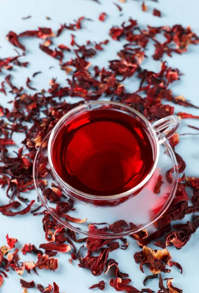 Thé Hibiscus Sain Tasse Transparente Sur Fond Bleu — Photo