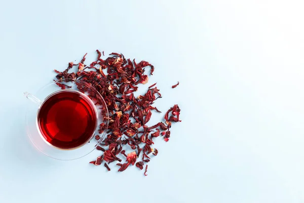 Gezonde Hibiscus Thee Transparant Kopje Blauwe Achtergrond Kopieerruimte — Stockfoto